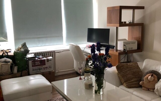 Charming 1-bed Apartment, Vibrant London Location