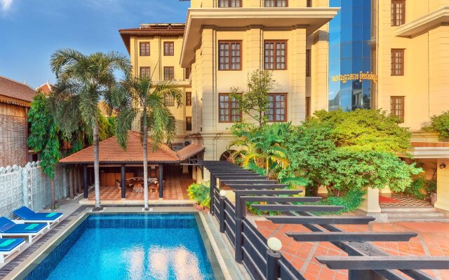 The Suite By Royal Crown Hotel