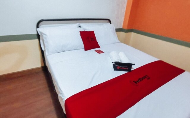 RedDoorz near SGM Condotel Villa Beach Iloilo