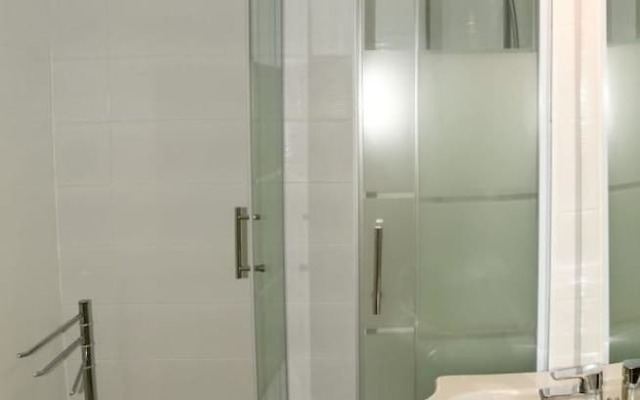 Studio + CM 4 Perosnnes