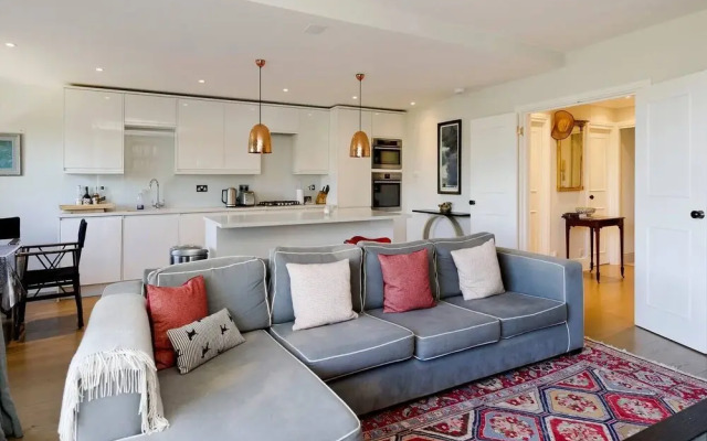Bright 2-Bed Apartment in Fashionable Chelsea