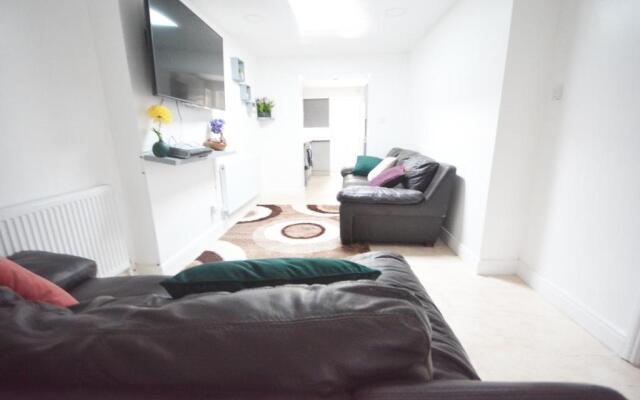 London Zone 2 Three Bedroom Apartment