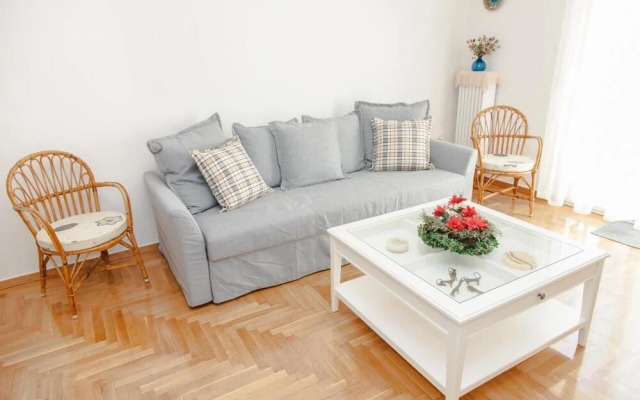 Cozy apt with Lycabettus View