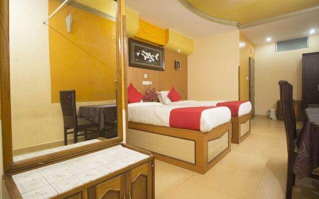 OYO 16041 Hotel Golden Moments