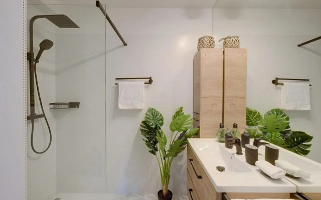 Luxurious 3BR APT Center