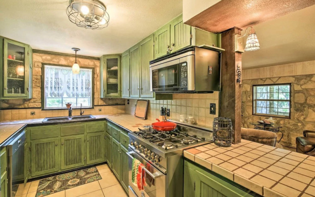Countryside Cottage: 17 Mi to Downtown San Antonio