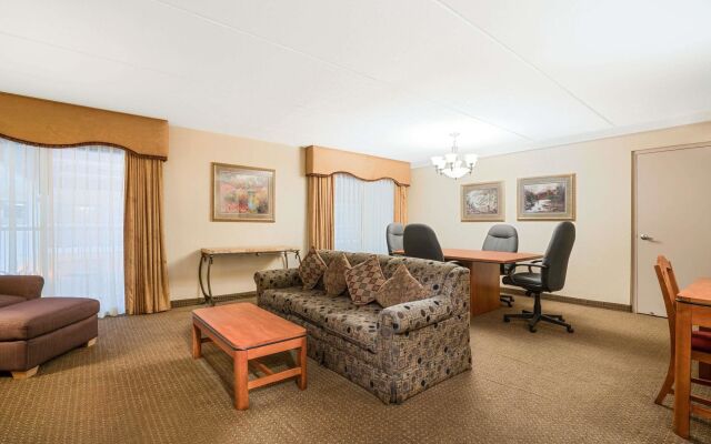 Ramada Hotel & Conference Center by Wyndham Plymouth