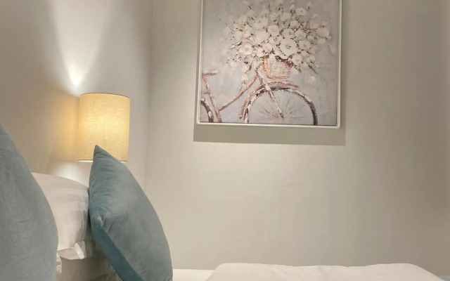 Spacious new 2 bedroom Apt-in amazing location