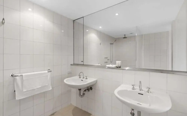 Spacious St Kilda Escape - Parking and City Views