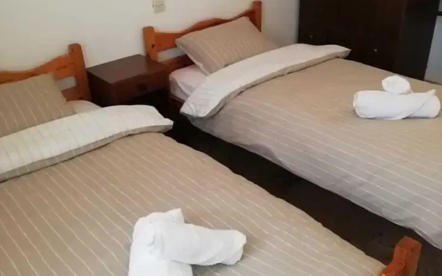 Spacious 3 Bedroom 5bed Apartment - Adults Only