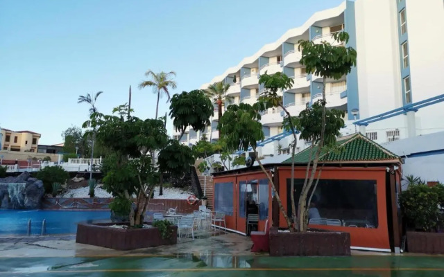 Refurbished 1 bedroom apartment with large pool