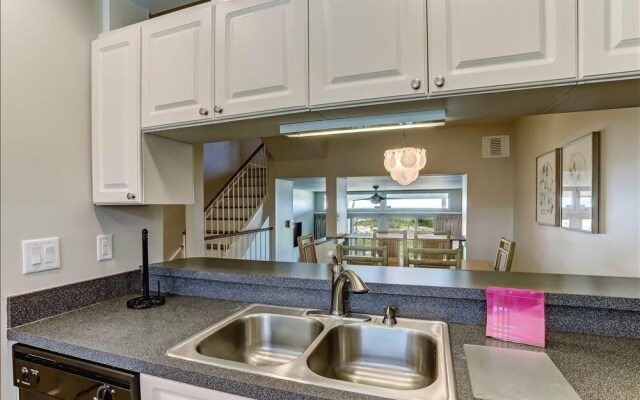 Oceanside Townhouse with Ocean View and Access to the Deck by RedAwning