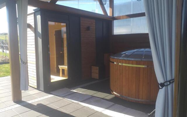 Biały Jeleń z basenem i jacuzzi