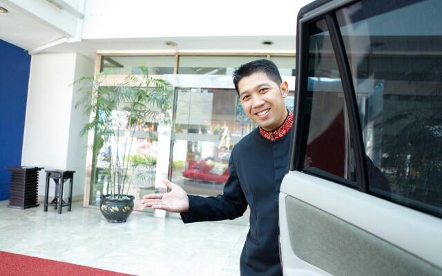 Surabaya Suites Hotel Powered by Archipelago