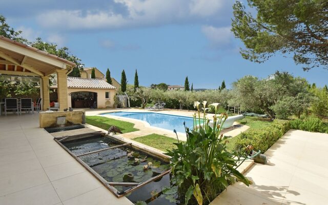 Luxurious Villa in Castillon-du-gard With Outdoor Kitchen