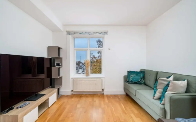 Stunning 3BD Flat, Parking, Sleeps Six, Near Park