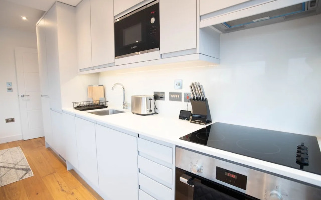 Deluxe & Chic 1 & 2 Bed Apts near Heathrow, Legoland, & Windsor Slough