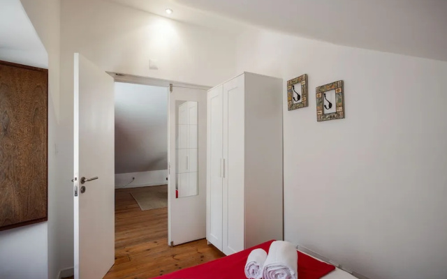 Alecrim 4 · Bright Tailor Made in the Heart of Lisbon
