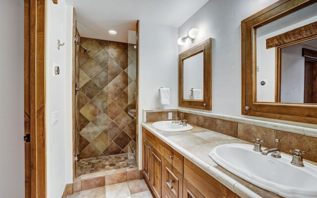 Refined 5 BR Private Home with Private Hot Tub by RedAwning