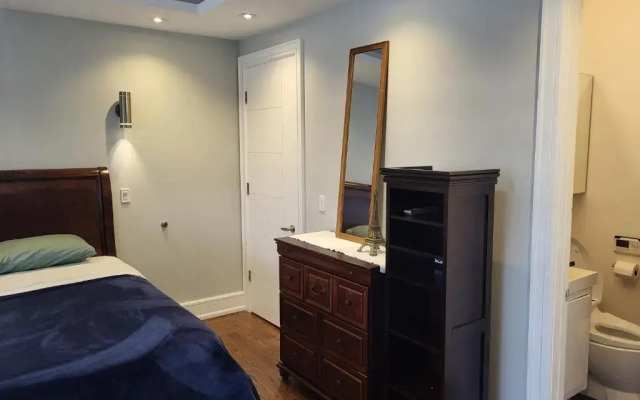Toronto Modern House guest room