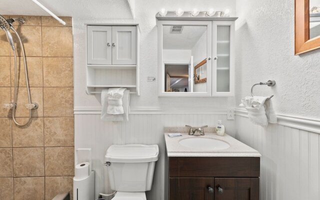 Scandinavian Chic – Hot Tub, Bikes and Lake Life!