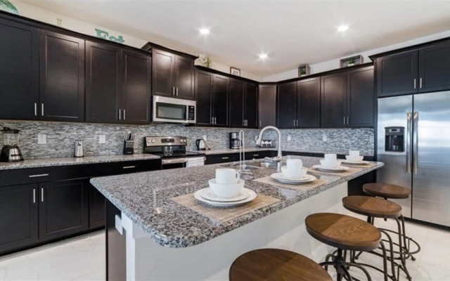 Lakeview 6BR Cozy Home Pool/spa,steps to Waterpark