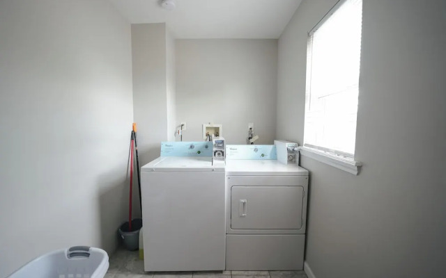 Newark Liberty Gem Brick House Apt 3