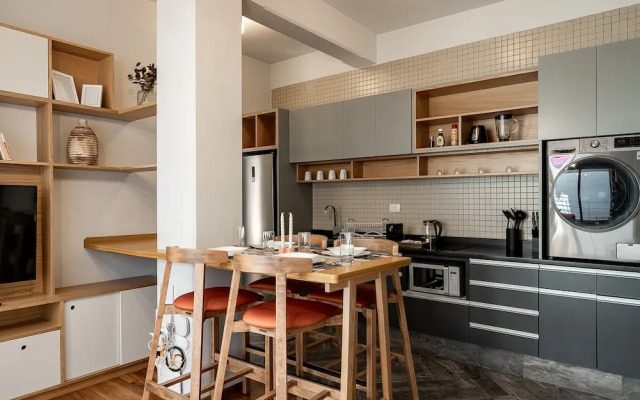 Hip, Tech Top Floor Apt, w/ Private Terrace