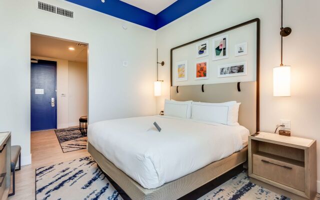 SERENA Hotel Aventura Miami, Tapestry Collection by Hilton
