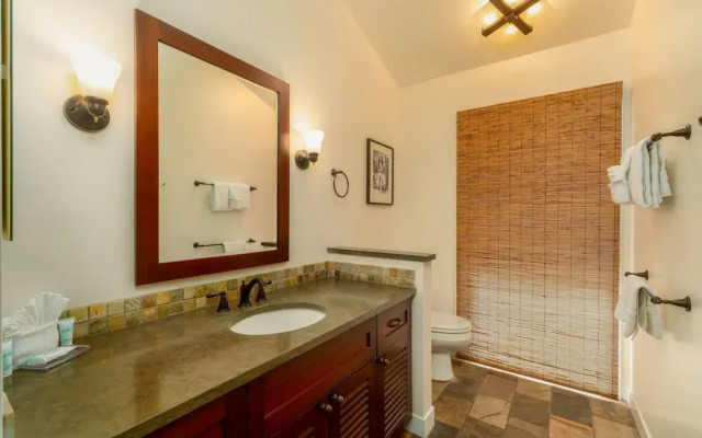 Aina Nalu 2bd/2ba 2 Bedroom Condo by Redawning