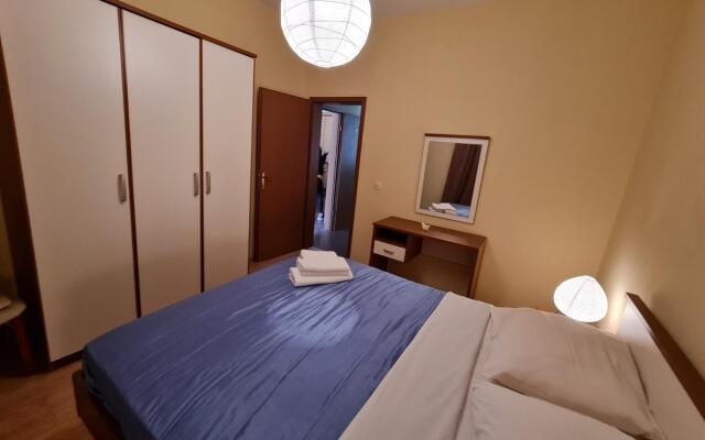 Dami - 100m from the sea - A2 Earth(2+1)