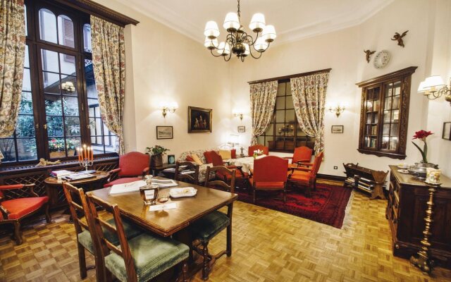 International au Lac Historic Lakeside Hotel