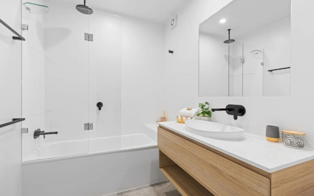 Unit 2 Perfect Holiday Haven in Beachfront Street See the Ocean 2 Bed 2 Bath – Bathroom – Sunshine Beach