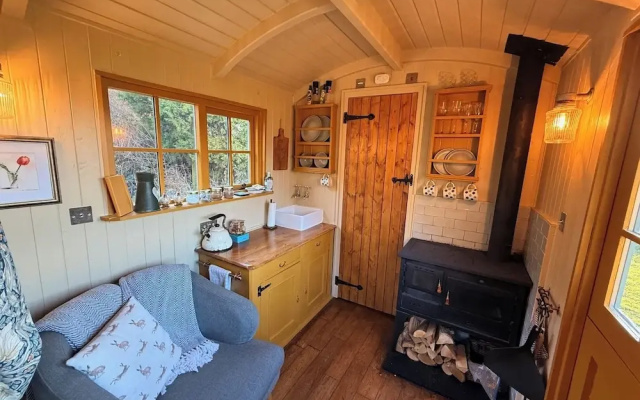 Cosy Romantic Shepherd hut in Open Countryside
