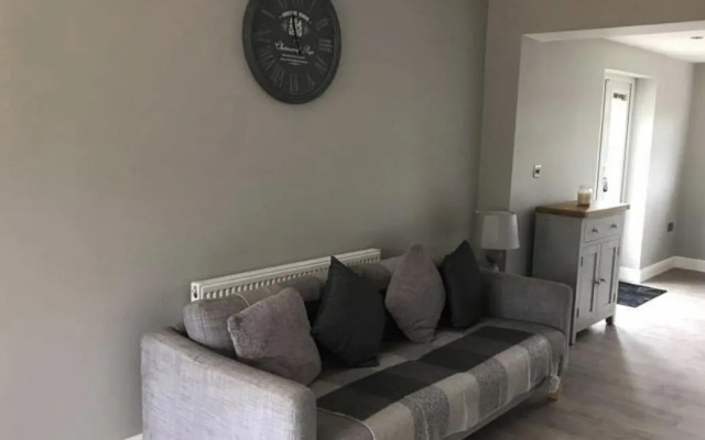 Pet-friendly - 2 Bedrooms Bungalow hot tub Parking