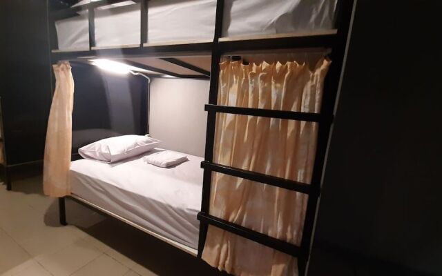 Bed Box Bali - Hostel