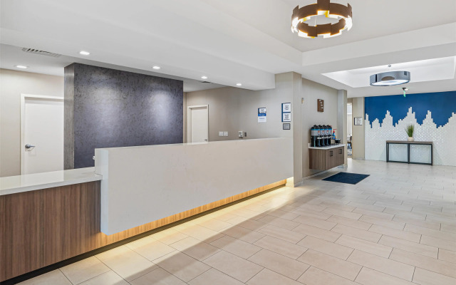 Best Western Valencia/Six Flags Inn & Suites