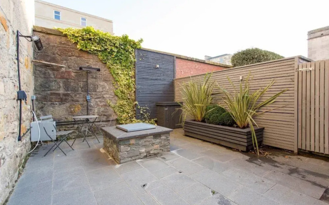 Luxury West End Apt. W/ Private Patio & Parking!