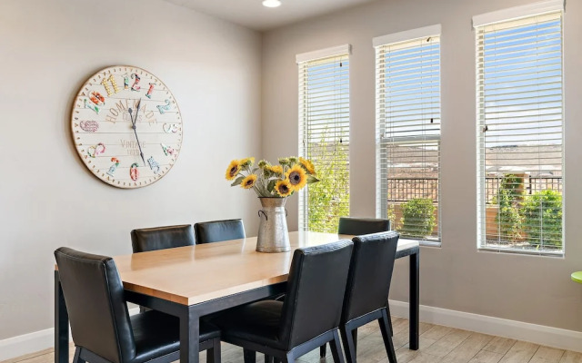 Sunshine Serendipity 4 Bedroom Apts by RedAwning