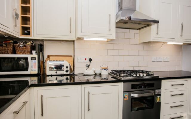 3 Bedroom Apartment Sleeps 6 in Dalston