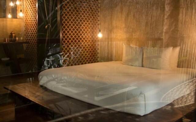 Amor Rooms