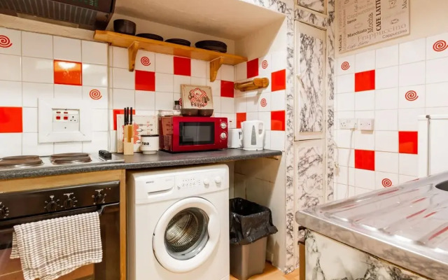 Cozy Apartment in Edinburgh near River