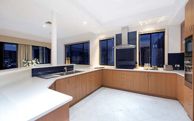 Stunning Lake Front House Amalfi Drive