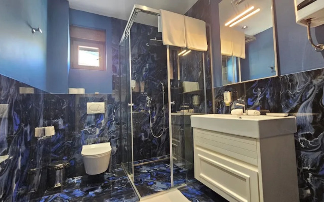 Royalis Suites