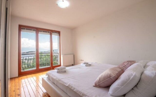 Casa Farmak - 4 Bedroom Lux Apartment with Infinity Pool & Lake View