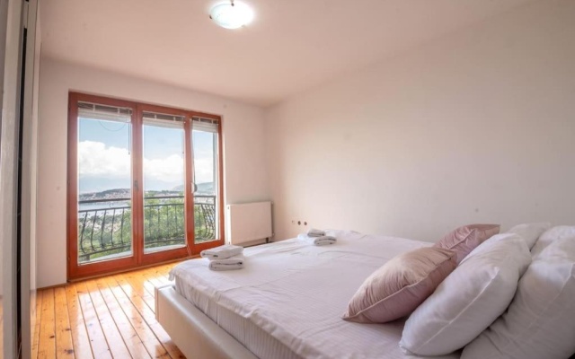 Casa Farmak - 4 Bedroom Lux Apartment with Infinity Pool & Lake View — фото 3