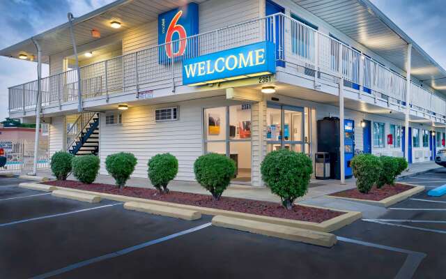 Motel 6 Lumberton, NC