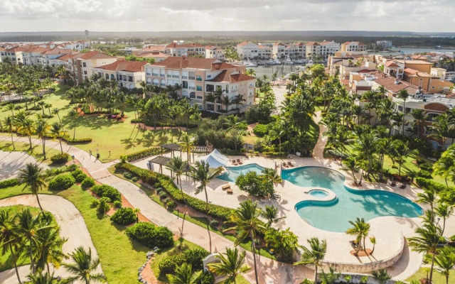 Open and Bright Beachfront Apt at Aquamarina F34