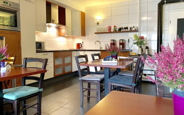 Snug Holiday Home With Storage, Roof Terrace, Private Garden