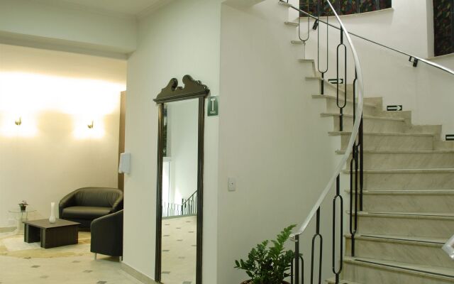 Turrance White Hotel